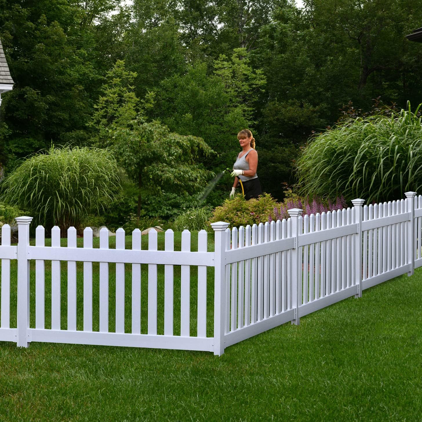 5.5' x 3' Hinged Portable Vinyl Fence Kit with 36" x 72" No-Dig White Picket Fence Panel L933507