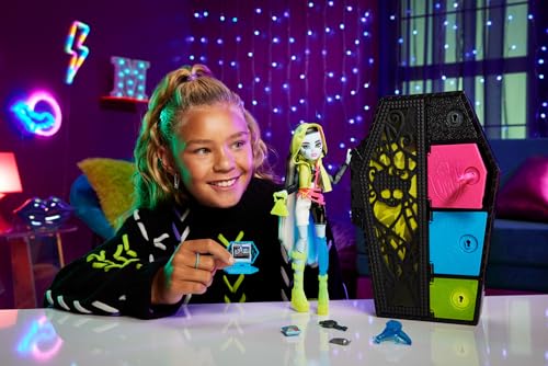 Monster High Skulltimate Secrets Neon Frights Doll & Accessories, Toralei Stripe with Dress-Up Locker & 19+ Surprises R9605