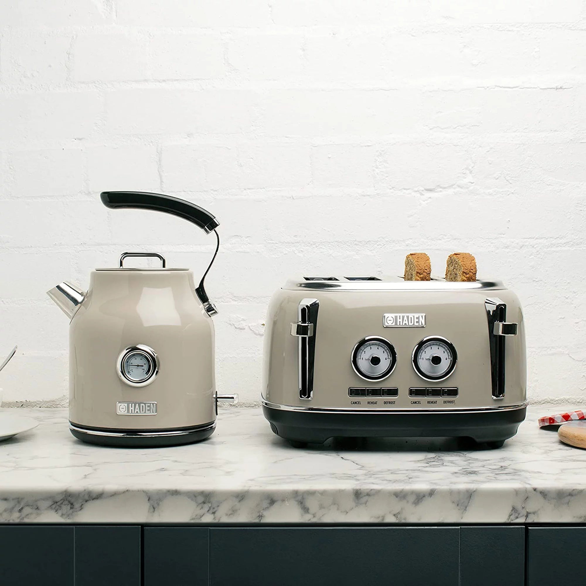 Stainless Steel Electric Kettle with 4 Slice Toaster T3474