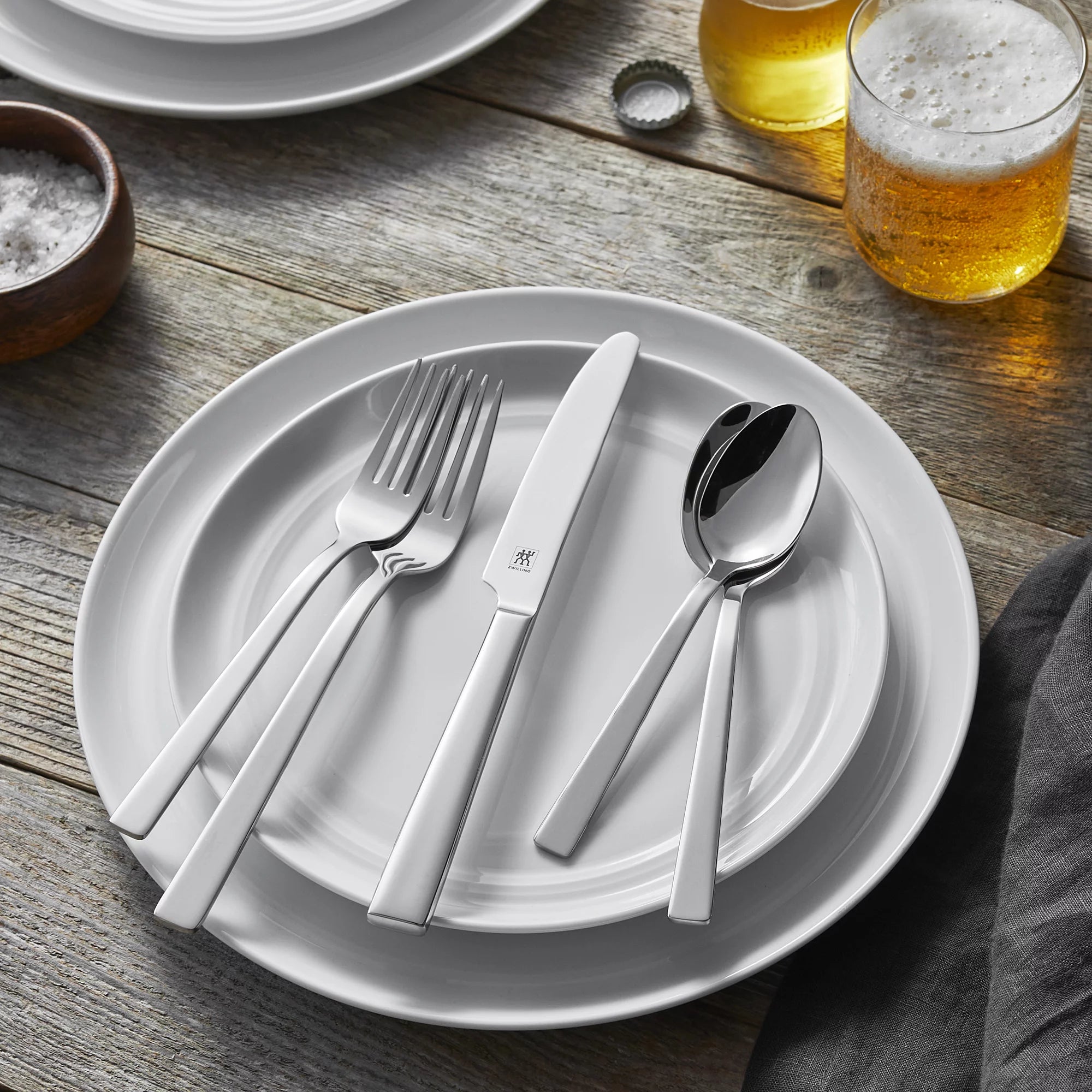 45-pc 18/10 Stainless Steel Flatware Set D5822