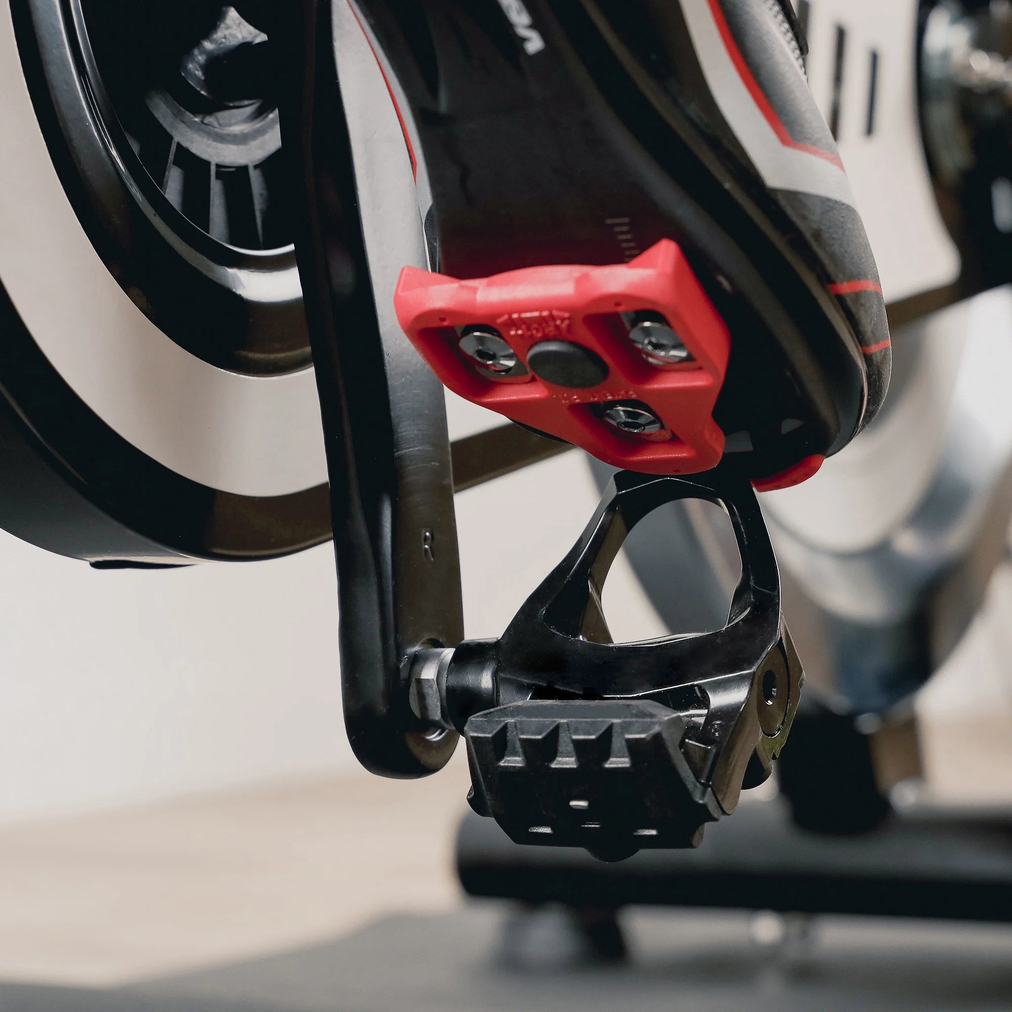 Road Bike Cycling Shoes and Pedals Cleats I90626